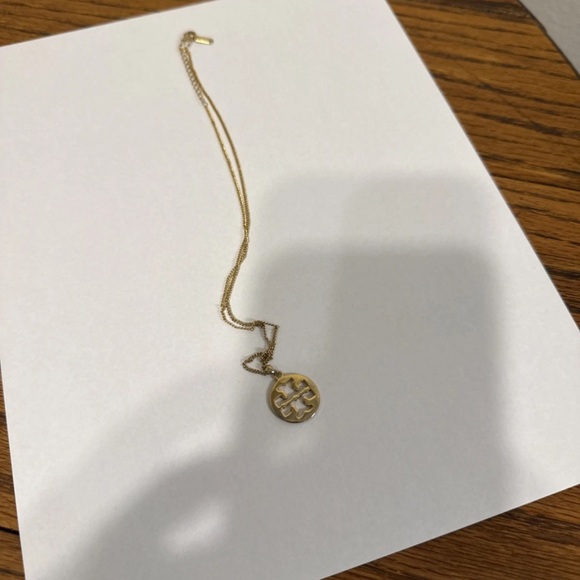 Gold Tory Burch necklace old money quiet luxury - Picture 3 of 4